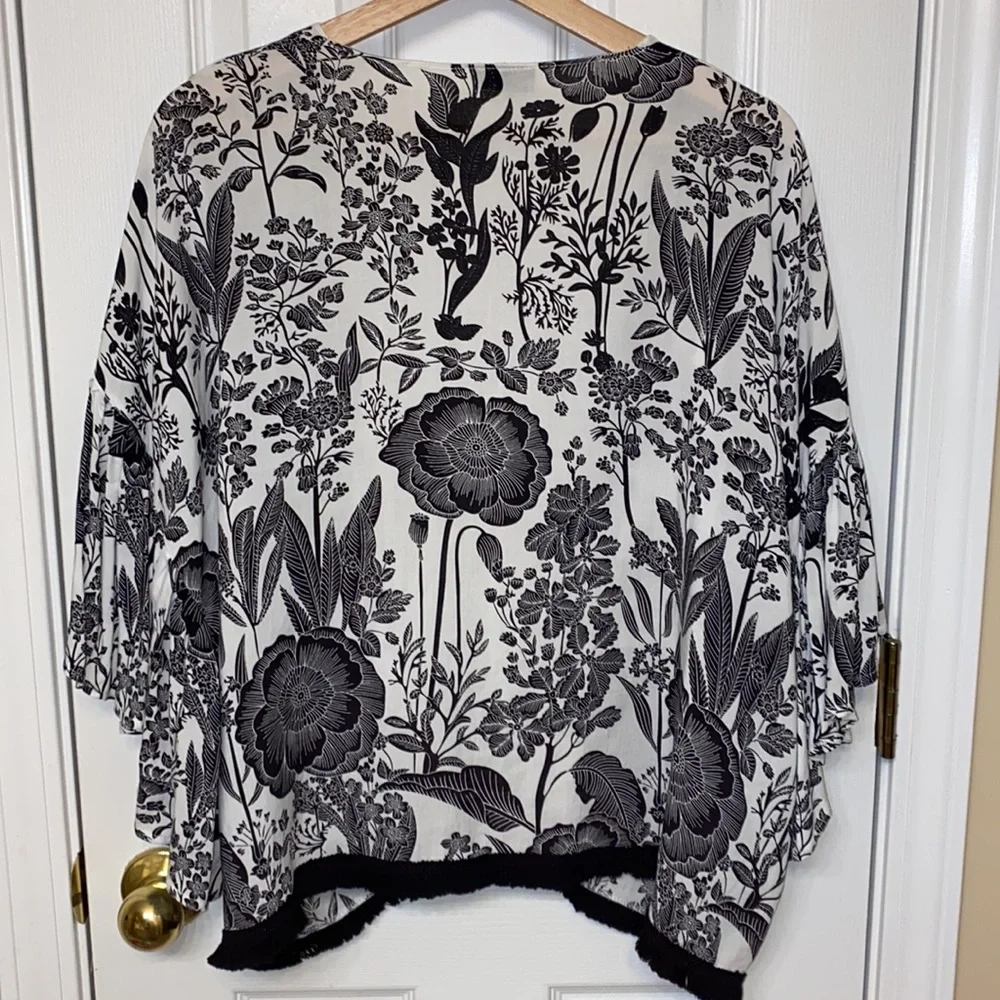 Coco + Carmen Women's White Black Floral Open Cardigan OS - Picture 6 of 8